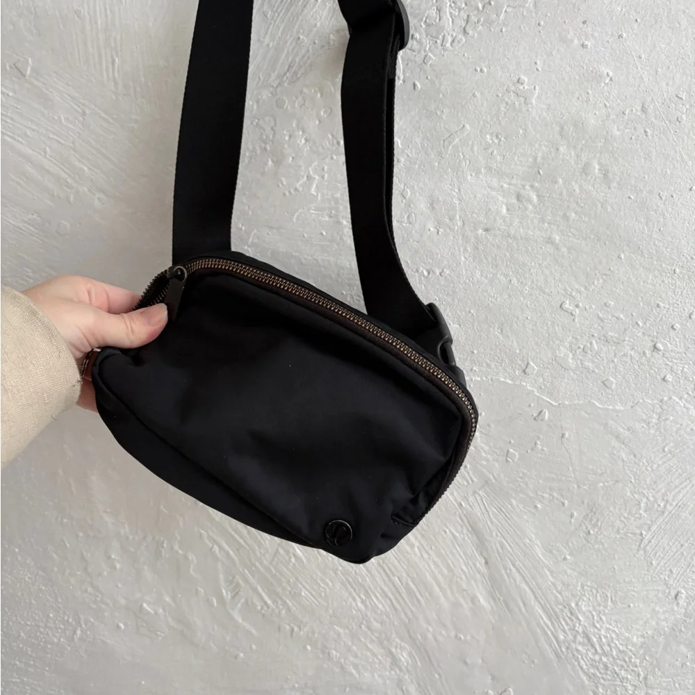 Lululemon everywhere belt bag in black - Picture 2 of 8
